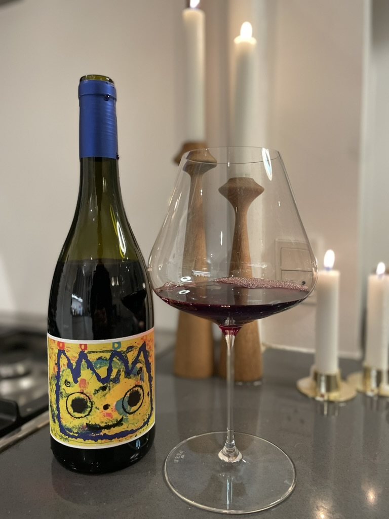 Flaske Arawaru med sk&aelig;nket glas og t&aelig;ndte lys