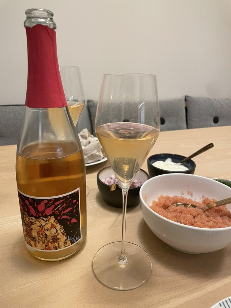 Bakuretsu Cava Ros&eacute; sk&aelig;nket op ved siden af en sk&aring;l rogn og cr&egrave;me fraiche