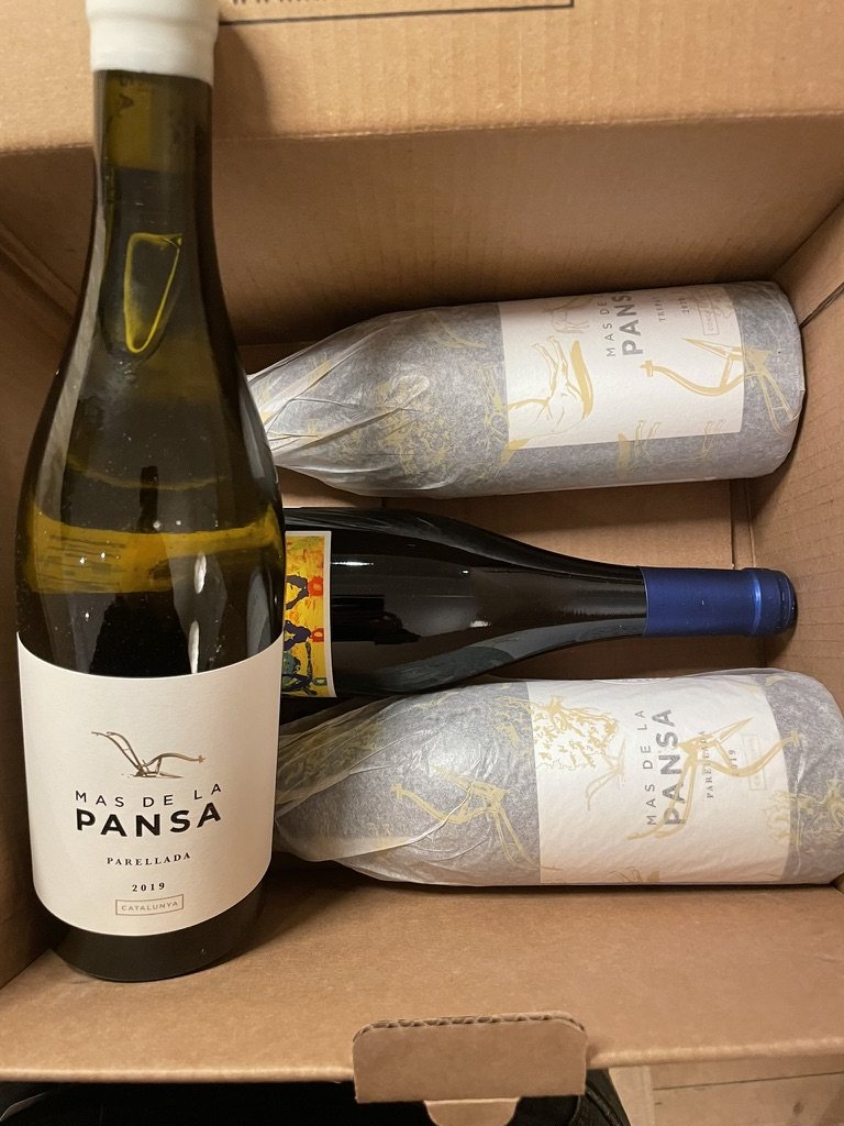 &Aring;ben papkasse med flasker fra Mas de la Pansa, pakket i silkepapir