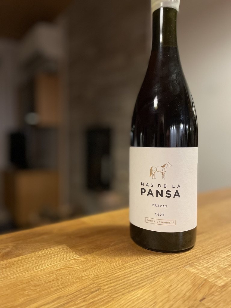 Flaske Mas de la Pansa Trepat 2020 p&aring; et egetr&aelig;sbord